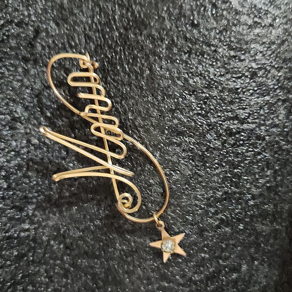 Vintage 14k gold Maria pin